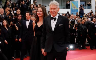 CANNES, FRANCE - MAY 18: Calista Flockhart and Harrison Ford attend the "Indiana Jones And The Dial Of Destiny" red carpet during the 76th annual Cannes film festival at Palais des Festivals on May 18, 2023 in Cannes, France. (Photo by Mike Coppola/Getty Images)