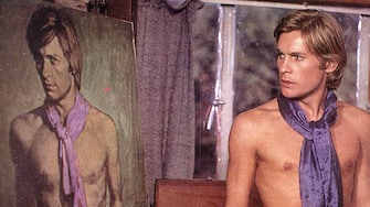 Kino.  Das Bildnis Des Dorian Gray, Picture Of Dorian Gray, The, Das Bildnis Des Dorian Gray, Picture Of Dorian Gray, The, Helmut Berger (l.), Richard Todd (r.) Doch der schlechte Lebenswandel verwuestet nicht Dorians (Helmut Berger, l mit Richard Todd) Gesicht, sondern das seines Portraets.  , 1945. (Photo by FilmPublicityArchive/United Archives via Getty Images)
