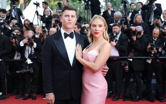 CANNES, FRANCE - MAY 23: Colin Jost and Scarlett Johansson attend the "Asteroid City" red carpet during the 76th annual Cannes film festival at Palais des Festivals on May 23, 2023 in Cannes, France. (Photo by Vittorio Zunino Celotto/Getty Images)