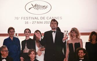 TOPSHOT - Italian director Nanni Moretti (C) arrives with cast members for the screening of the film "Il Sol Dell'Avvenire" (A Brighter Tomorrow) during the 76th edition of the Cannes Film Festival in Cannes, southern France, on May 24, 2023. (Photo by LOIC VENANCE / AFP) (Photo by LOIC VENANCE/AFP via Getty Images)