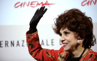 Italian actress Gina Lollobrigida waves during a photocall to present the documentary film "Gina Lollobrigida, Un simbolo italiano nel mondo" (Gina Lollobrigida, An Italian symbol in the world) at the Rome Film Festival on October 31, 2008. A lifetime achievement award will be bestowed during Rome's third film festival on Italian legend Gina Lollobrigida, whose career has spanned more than six decades. AFP PHOTO/ Filippo MONTEFORTE (Photo by Filippo MONTEFORTE / AFP) (Photo by FILIPPO MONTEFORTE/AFP via Getty Images)