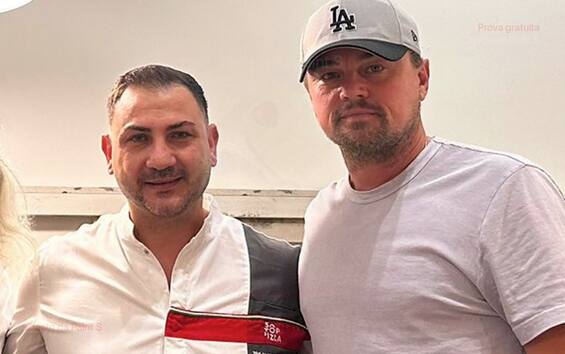 Leonardo DiCaprio on holiday in Caserta with his parents, visit the Royal Palace and eat pizza