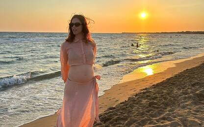 Miriam Leone incinta, le prime foto col pancione in spiaggia
