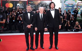 13_venezia_2023_red_carpet_look_getty - 1