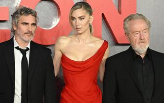 Napoleon, Joaquin Phoenix and Vanessa Kirby arrive in London.  Photos from the premiere