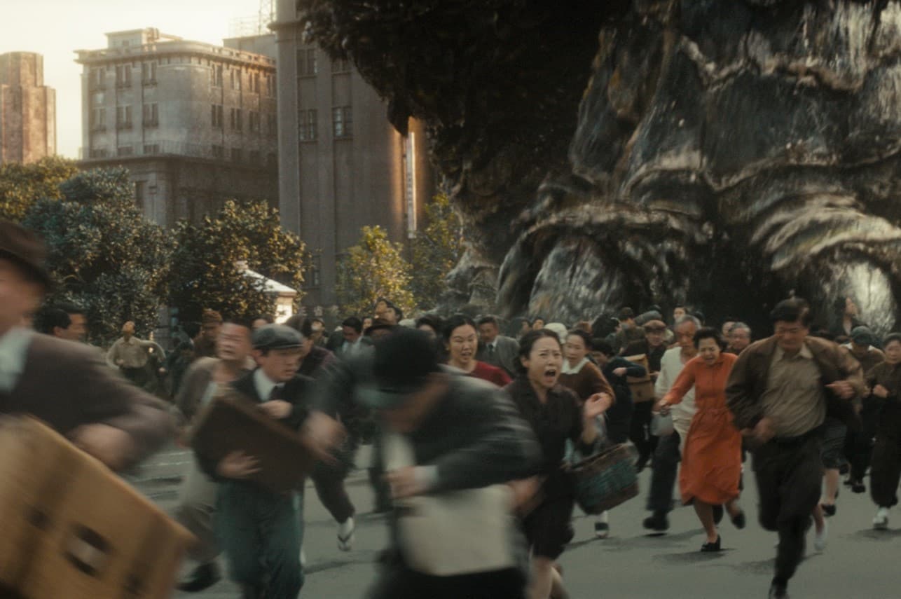 Il mostro Godzilla terrorizza Tokyo nel film Godzilla Minus One