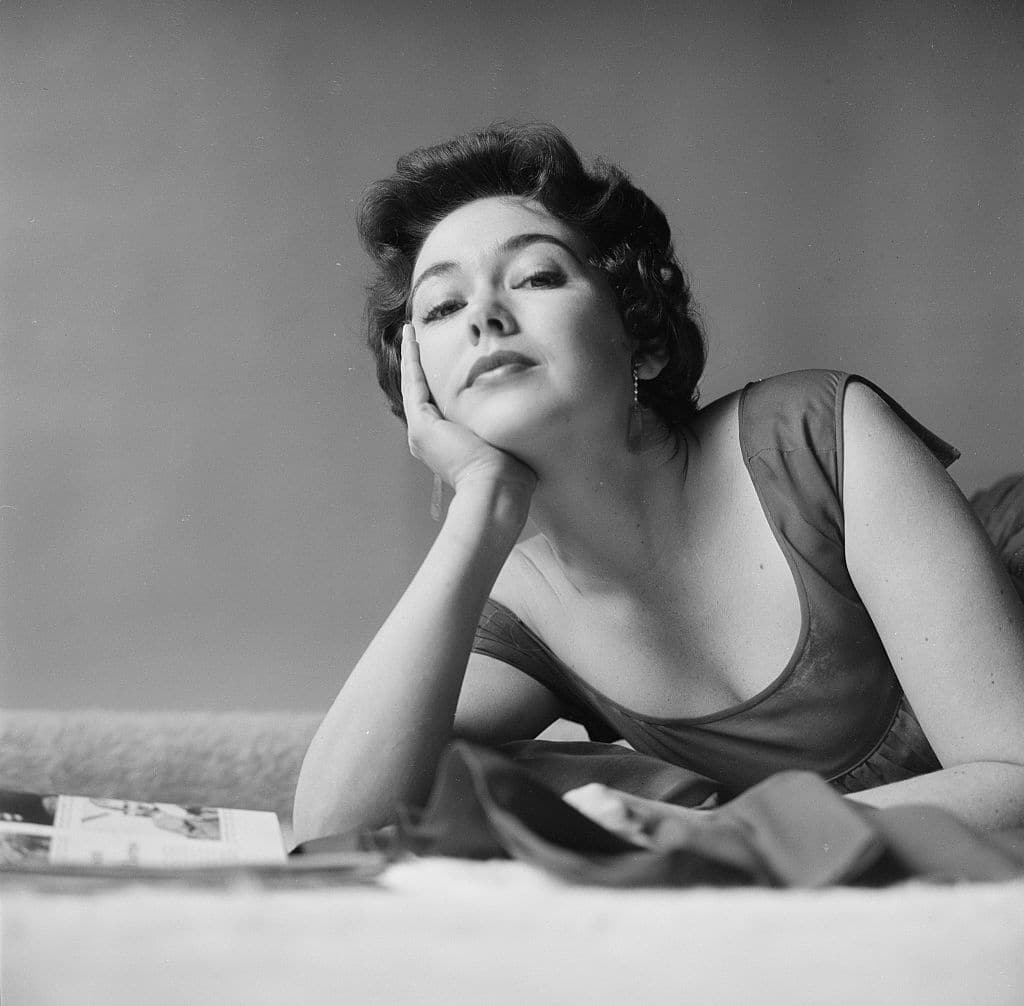 Un ritratto in bianco e nero dell'attrice a Los Angeles nel 1957