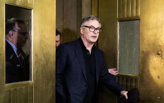 epaselect epa07312358 Actor Alec Baldwin (C) departs courtroom after a hearing at Manhattan Criminal Court on charges that he allegedly punched a man during a dispute on 02 November 2018 over a parking spot in New York, New York, USA, 23 January 2019. Baldwin plead guilty to a charge of 2nd degree harassment and will reportedly be required to take an anger management class.  EPA/JUSTIN LANE