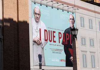 Il maxi-poster pubblicitario del film "I due Papi" (The Two Popes),  in via della Conciliazione,  di fronte a piazza San Pietro, Roma, 17 dicembre 2019. ANSA/MASSIMO PERCOSSI