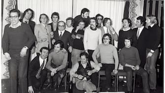 Italian actors and comedians Diego Abatantuono, Massimo Boldi, Teo Teocoli (Antonio Caracciolo), Renato Pozzetto, Cochi Ponzoni, Felice Andreasi, Gianni Magni and Italian singers and songwriters Enzo Jannacci and Tony Santagata posing smiling at the Derby Club. Milan, 1970s. (Photo by Mondadori via Getty Images)