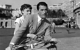 Audrey Hepburn e Gregory Peck in una scena del film ''Vacanze romane''.  ANSA / UFFICIO STAMPA +++NO SALES - EDITORIAL USE ONLY+++