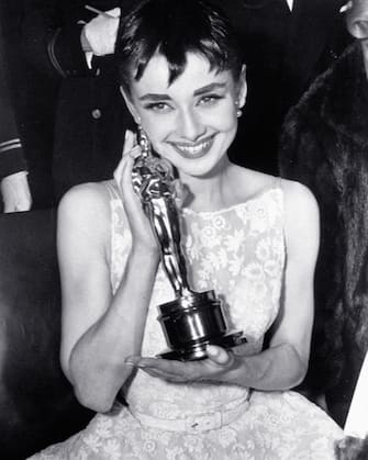 Best Actress winner, Audrey Hepburn, at the 26th Annual Academy Awards with her Oscar for "Roman Holiday" March 25, March 1954  File Reference # 33595_010THA