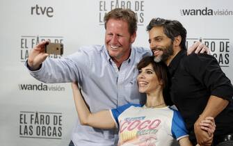 epa05674024 Spanish film director Gerardo Olivares (L) poses for a selfie with actors and cast members Spanish Maribel Verdu and Argentine Joaquin Furriel during the presentation of the film 'El faro de las orcas' (lit: The Lighthouse of the Orcas) in Madrid, Spain, 13 December 2016. The movie will be premiered on the upcoming 16 December  EPA/CHEMA MOYA