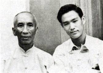 35 ANNI FA MORIVA BRUCE LEE 35 ANNI FA MORIVA BRUCE LEE - BRUCE LEE CON YIP MAN, IL MAESTRO DI WING CHUN ( - 2008-07-20, / IPA) p.s. la foto e' utilizzabile nel rispetto del contesto in cui e' stata scattata, e senza intento diffamatorio del decoro delle persone rappresentate