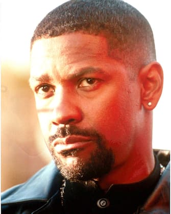 401867 02:  (EDITORIAL USE ONLY, COPYRIGHT WARNER BROTHERS) Actor Denzel Washington appears in a scene from the film "Training Day."  (Photo by Warner Brothers/Getty Images)