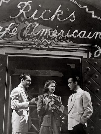 Kino. Cocktail in Rick's Cafe Americain: PAUL HENREID, INGRID BERGMAN, HUMPHREY BOGART Regie: Michael Curtiz / CASABLANCA USA, 1942. (Photo by FilmPublicityArchive/United Archives via Getty Images)