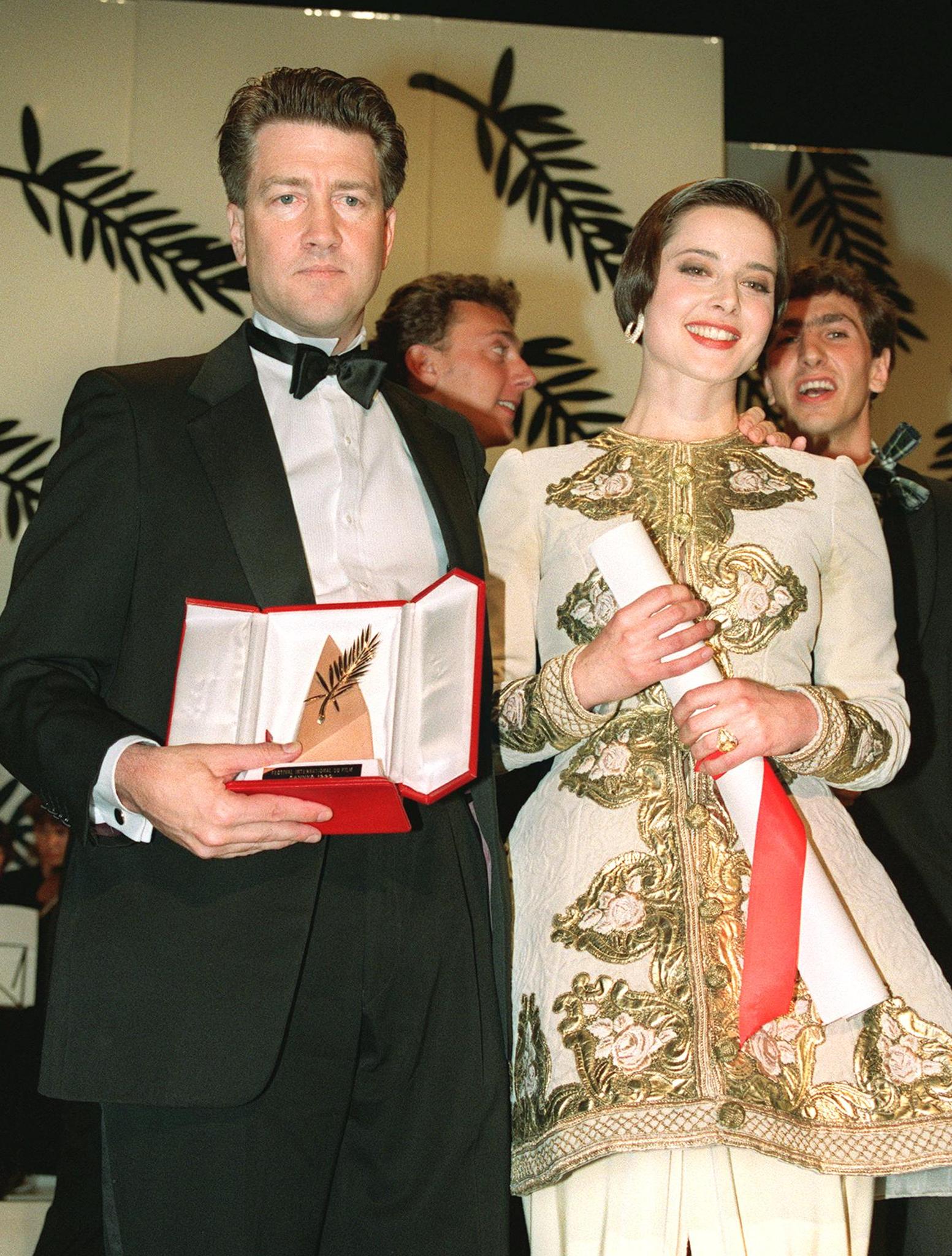 David Lynch e Isabella Rossellini a Cannes con la palma d'oro vinta per Cuore Selvaggio