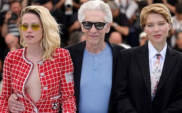 (From L) US actress Kristen Stewart, Canadian film director David Cronenberg and French actress Lea Seydoux attend a photocall for the film "Crimes Of the Future" during the 75th edition of the Cannes Film Festival in Cannes, southern France, on May 24, 2022. (Photo by Valery HACHE / AFP) (Photo by VALERY HACHE/AFP via Getty Images)