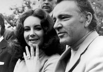 UNSPECIFIED - MAY 20: Film star Liz Taylor showing ring worth 127 thousand pounds that she offered Richard Burton on May 20, 1968. (Photo by Keystone-France/Gamma-Keystone via Getty Images )