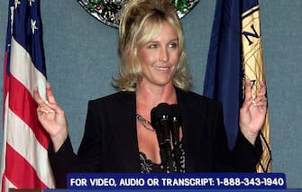 WASHINGTON, UNITED STATES:  Erin Brockovich gives a talk about her celebrated environmental contamination suit, Anderson vs. Pacific Gas and Electric (PG&E), which resulted in a motion picture which garnered actress Julia Roberts an Oscar for Best Actress 16 August, 2001 at the National Press Club in Washington, DC.    AFP PHOTO / TIM SLOAN (Photo credit should read TIM SLOAN/AFP via Getty Images)