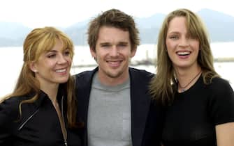 UK OUT/NO MAGS/NO SALES/NO INTERNET/NO ARCHIVES
PAP11 - 20010511 - CANNES, FRANCE : Debut director Ethan Hawke with Hollywood stars Natasha Richardson and his wife Uma Thurman (right) on roof of the Noga Hilton Hotel promoting Hawke's new film entitled Chelsea Walls at the Cannes Festival, Friday May 11, 2001. 
EPA PHOTO PA/ANTHONY HARVEY