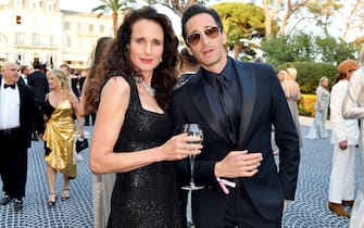 CAP D'ANTIBES, FRANCE - MAY 23: Andie MacDowell and Andrien Brody attend the amfAR Cannes Gala 2019 at Hotel du Cap-Eden-Roc on May 23, 2019 in Cap d'Antibes, France. (Photo by Jacopo Raule/amfAR/Getty Images for amfAR )