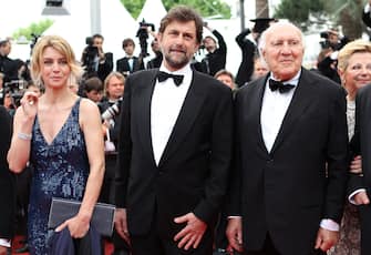 from left : Italian actress Margherita Buy, Italian director Nanni Moretti and French actor Michel Piccoli pose on the red carpet before the screening of "Habemus Papam" presented in competition at the 64th Cannes Film Festival on May 13, 2011 in Cannes.   AFP PHOTO / VALERY HACHE        (Photo credit should read VALERY HACHE/AFP via Getty Images)