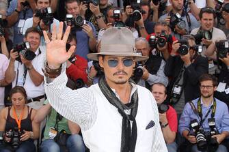 US actor Johnny Depp poses during the photocall of "Pirates of the Caribbean : On Stranger Tides" presented out of competition at the 64th Cannes Film Festival on May 14, 2011 in Cannes.      AFP PHOTO / VALERY HACHE / AFP PHOTO / VALERY HACHE        (Photo credit should read VALERY HACHE/AFP via Getty Images)