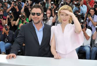 CANNES, FRANCE - MAY 12: Actor Russell Crowe and Actress Cate Blanchett attends the "Robin Hood" Photocall at the Palais des Festivals during the 63rd Annual Cannes Film Festival on May 12, 2010 in Cannes, France.  (Photo by Pascal Le Segretain/Getty Images)