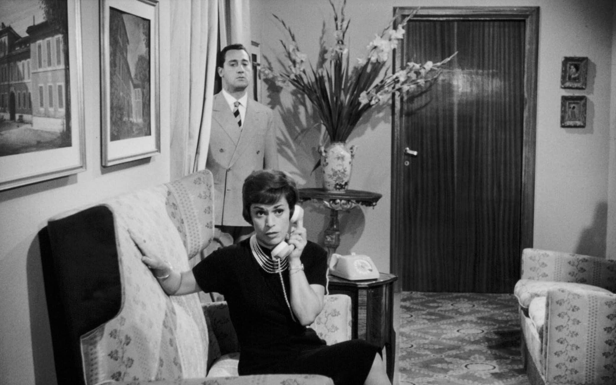Franca Valeri nel ruolo di Elvira Almiraghi, con lei c’è Alberto Sordi Franca Valeri