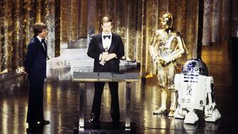 THE 50TH ANNUAL ACADEMY AWARDS - Show Coverage - Shoot Date: April 3, 1978. (Photo by Walt Disney Television via Getty Images Photo Archives/Walt Disney Television via Getty Images)
MARK HAMILL;BENJAMIN BURTT JR.;C-3PO;R2-D2
