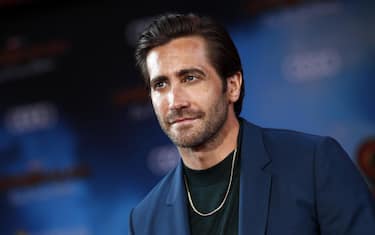 epa07676148 US actor Jake Gyllenhaal poses for photos on the red carpet prior to the premiere of 'Spider-Man: Far From Home' at the TLC Chinese Theater in Hollywood, California, USA, 26 June 2019. The movie will hit the theaters in the US on 02 June.  EPA/ETIENNE LAURENT