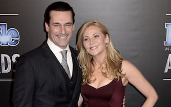 epa04534489 US actor Jon Hamm (L) and wife US actress Jennifer Westfeldt (R) arrive for the People Magazine Awards at the Beverly Hilton Hotel in Beverly Hills, California, USA 18 December 2014.  EPA/PAUL BUCK