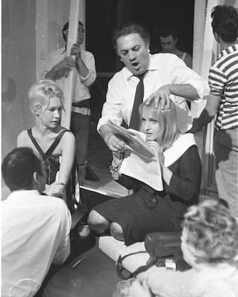Italian film director Federico Fellini directing the actress Laura Betti during the movie 'La Dolce vita', Rome 1959. (Photo by Archivio Cicconi/Getty Images)