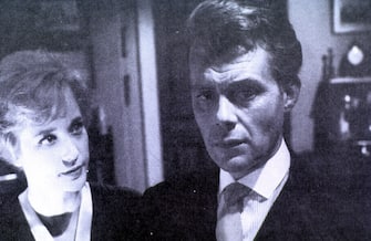 Dirk Bogarde e Sylvia Sims durante una scena del film Victim del 1961