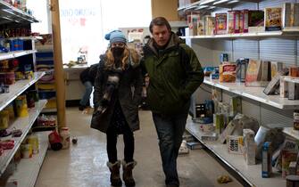 (L-r) ANNA JACOBY-HERON as Jory Emhoff and MATT DAMON as Mitch Emhoff in the thriller “CONTAGION,” a Warner Bros. Picture release.