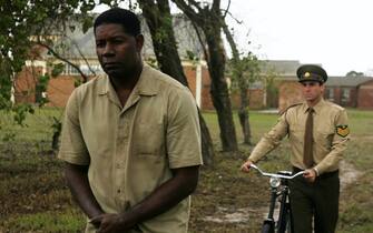 Dennis Haysbert e Joseph Fiennes Una scena del film Il colore della libertà - Goodbye Bafana con Dennis Haysbert e Joseph Fiennes