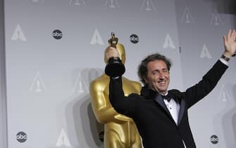 Il regista Paolo Sorrentino ritira l'Oscar per il film "La grande bellezza" premiato a Los Angeles come miglior film straniero, 3 marzo 2014.
 ANSA/ANDREA CARUGATI