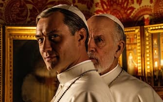 Una foto di scena della serie di Paolo Sorrentino "The New Pope" con Jude Law e John Malkovich, Venezia, 9 gennaio 2019. ANSA/UFFICIO STAMPA SKY/GIANNI FIORITO

+++ NO SALES, EDITORIAL USE ONLY +++