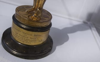 The ''Oscar'' won by Vittorio De Sica for the film ''Bicycle Thieves'' (1948) which is exposed at Ara Pacis Museeum, in Rome, 07 February 2013. The exhibition will run until 28 April 2013.    ANSA/CLAUDIO PERI