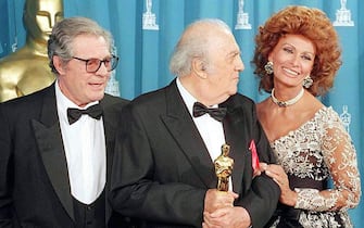  Un'immagine del  10 ottobre 1993 che mostra Marcello Mastroianni (s)  Federico Fellini e Sofia Loren durante la notte degli Oscar a Los Angeles.Federico Fellini vinse l'Oscar alla carriera proprio l'anno della sua morte il 1993. SCOTT FLYNN - ANSA ARCHIVIO 