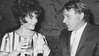 Actors and spouses Richard Burton and Elizabeth Taylor sharing a toast to celebrate her Best Actress Academy Award for the film 'Who's Afraid of Virginia Woolf?', 1966. (Photo by Keystone Features/Hulton Archive/Getty Images)