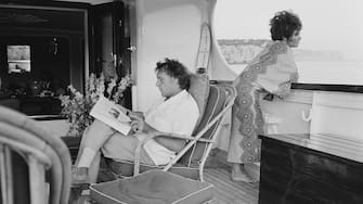 28th August 1967: Actor Richard Burton (1925 -1984) with his wife, actress Elizabeth Taylor (1932 - 2011), relaxing on their yacht 'Kalizma', off the coast of Capo Caccia in Sardinia, during the filming of 'Goforth', later titled 'Boom'. (Photo by David Cairns/Getty Images)