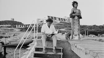 28th August 1967: Actor Richard Burton (1925 -1984) with his wife, actress Elizabeth Taylor (1932 - 2011) on Capo Caccia in Sardinia, during the filming of 'Goforth', later titled 'Boom'. (Photo by David Cairns/Getty Images)