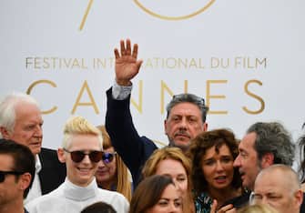687161076 Italian actor Sergio Castellitto (Rear C) waves as he poses with (From L) French actor Andre Dussollier, British actress Tilda Swinton, Italian actress Valeria Golino and Italian director and member of the Feature Film jury Paolo Sorrentino on May 23, 2017 during a photocall for the '70th Anniversary' of the Cannes Film Festival in Cannes, southern France. / AFP PHOTO / Alberto PIZZOLI (Photo credit should read ALBERTO PIZZOLI/AFP via Getty Images)