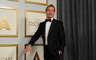 USA ACADEMY AWARDS 2021 epa09160783 Brad Pitt poses in the press room at the 93rd annual Academy Awards ceremony at Union Station in Los Angeles, California, USA, 25 April 2021. The Oscars are presented for outstanding individual or collective efforts in filmmaking in 24 categories. The Oscars happen two months later than originally planned, due to the impact of the coronavirus COVID-19 pandemic on cinema. EPA/Chris Pizzello / POOL *** Local Caption *** 55864152