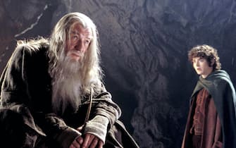 Jan 04, 2002; Hollywood, California, USA; (L-R) Actor IAN MCKELLEN as Gandalf & ELIJAH WOOD as Frodo in the epic adventure 'The Lord of The Rings: The Fellowship of the Ring' directed by  Peter Jackson.
Mandatory Credit: Photo by P.Vinet/New Line Cinema/ZUMA Press.
(©) Copyright 2002 by Courtesy of New Line Cinema