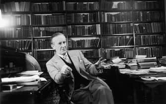2nd December 1955: John Ronald Reuel Tolkien ( 1892 - 1973) the South African-born philologist and author of 'The Hobbit' and 'The Lord Of The Rings'.  Original Publication: Picture Post - 8464 - Professor J R R Tolkien - unpub.  Original Publication: People Disc - HM0232   (Photo by Haywood Magee/Getty Images)