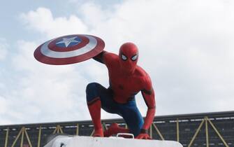 Tom Holland durante una scena del film Captain America: Civil War uscito nel 2016.