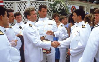 Tom Cruise e il cast di Top Gun Tom Cruise e il cast di Top Gun indossano divise della marina militare americana in una scena del film